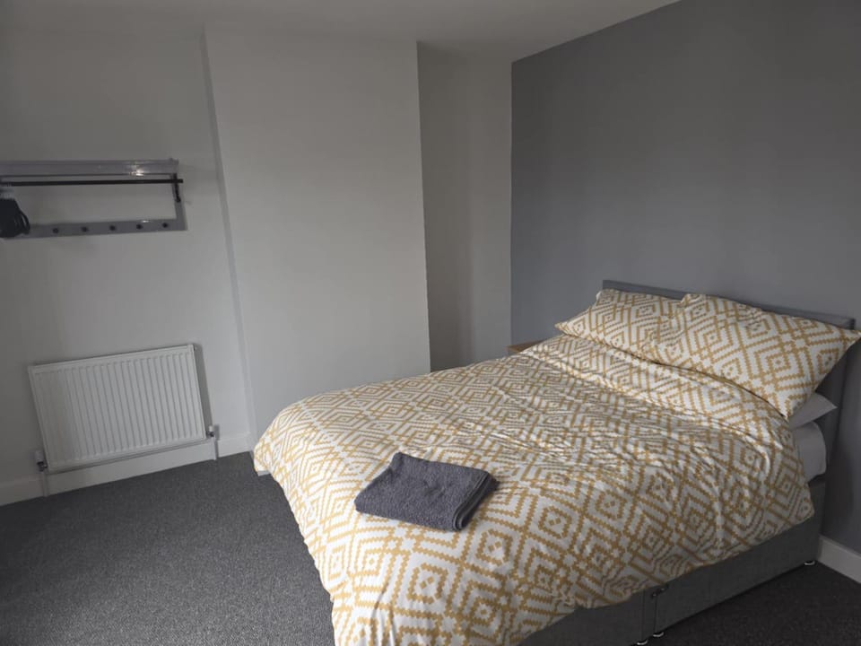 Bedroom, towels