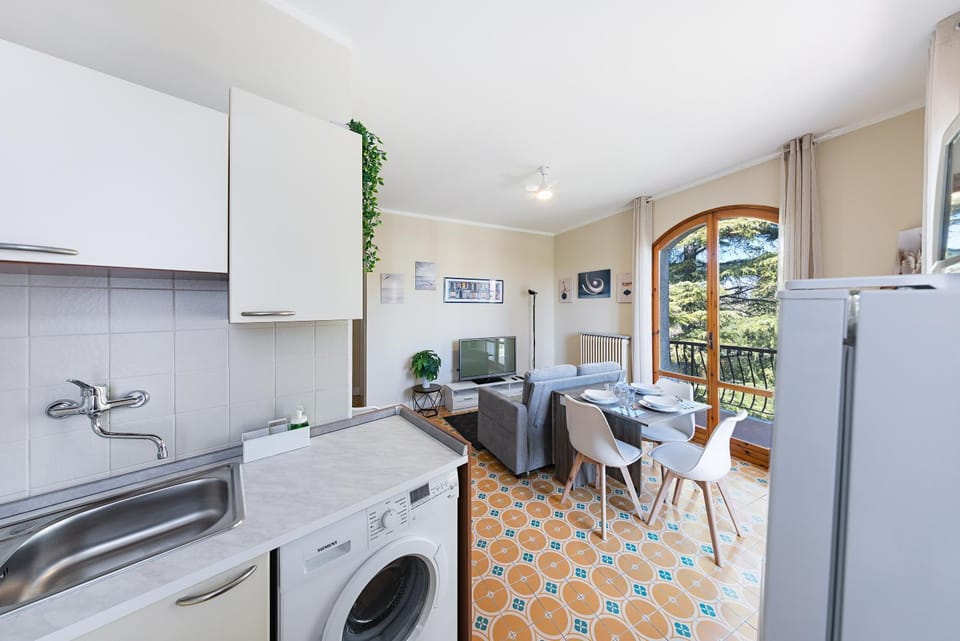 Communal lounge/ TV room, kitchen