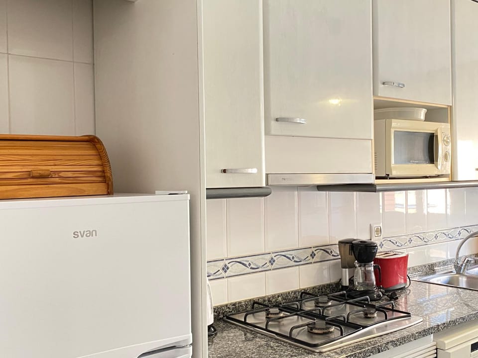 Coffee/tea facilities, Kitchen or kitchenette, stove, toaster
