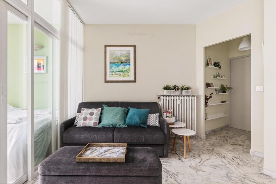Cozy 1BR flat with balcony - 5 min to tram station Apartment in Nice