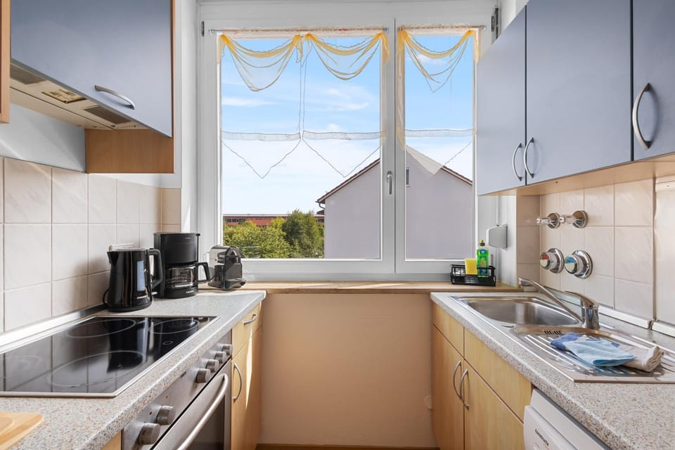 Coffee/tea facilities, Kitchen or kitchenette, dishwasher, stove, toaster, kitchen