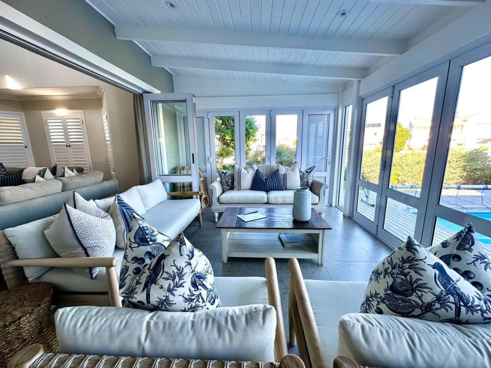 Contemporary Living on Thesen Island - C10 House in Knysna