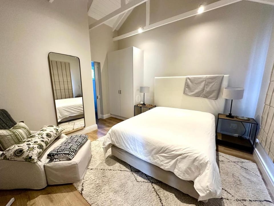 Contemporary Living on Thesen Island - C10 House in Knysna