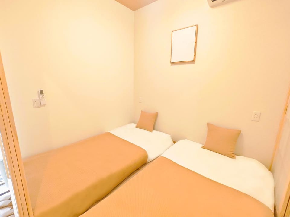 Bed, Photo of the whole room, Bedroom, air conditioner