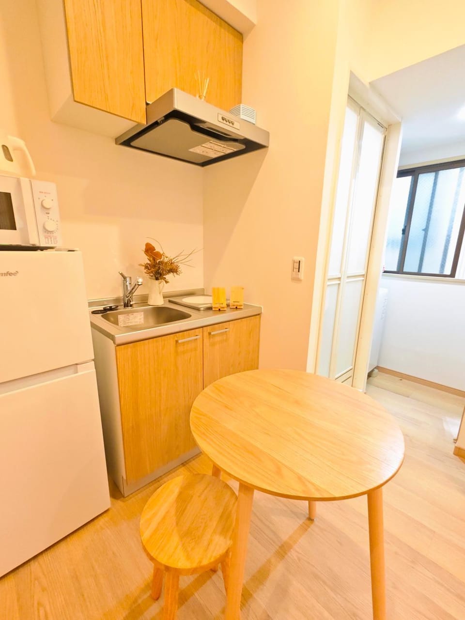 Kitchen or kitchenette, Dining area, stove