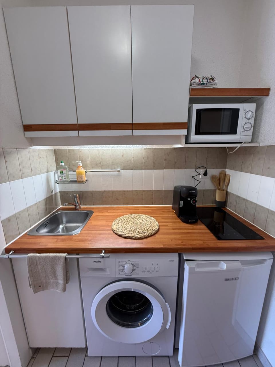 Kitchen or kitchenette, washing machine