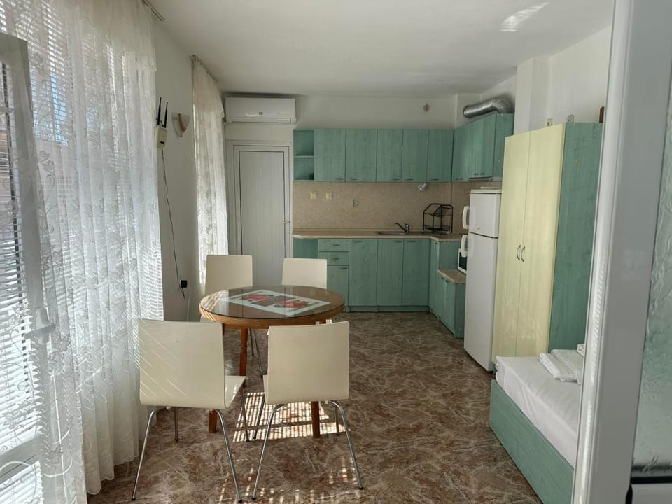 Bed, Kitchen or kitchenette, Living room, Photo of the whole room, Dining area