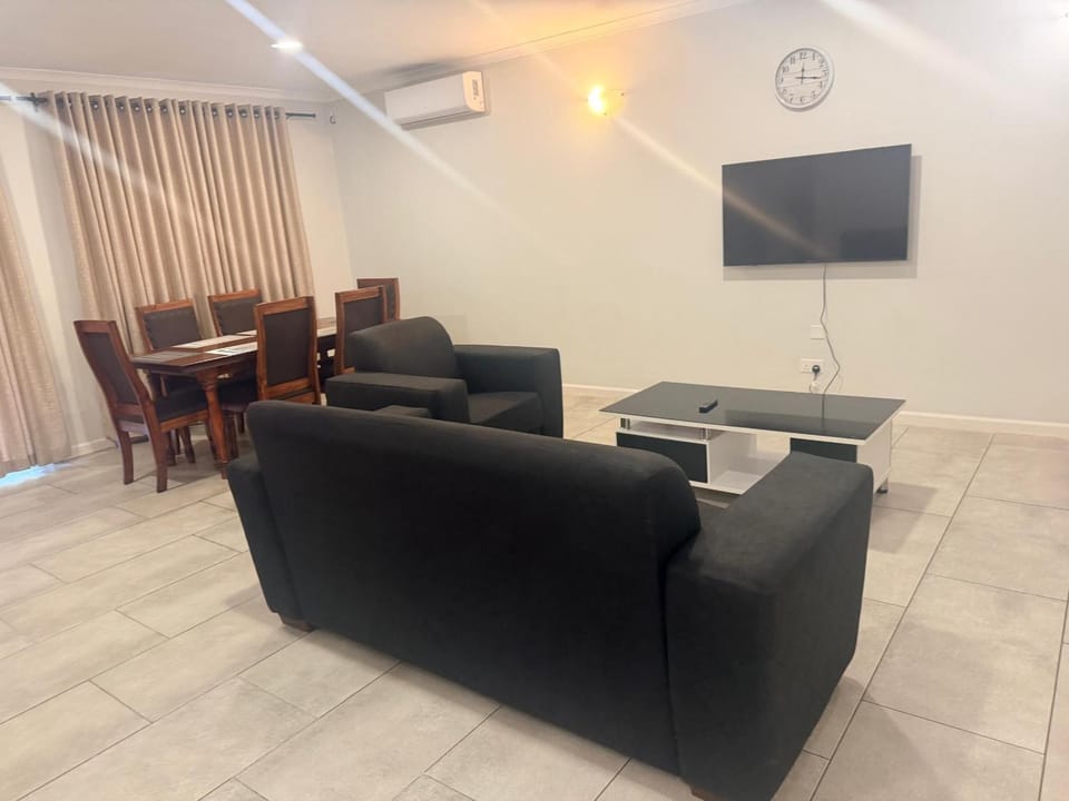 Communal lounge/ TV room, TV and multimedia, Living room, Seating area, Evening entertainment