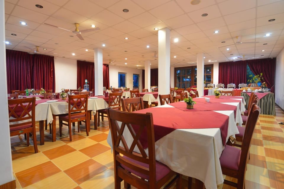 Restaurant/places to eat, Living room, Seating area