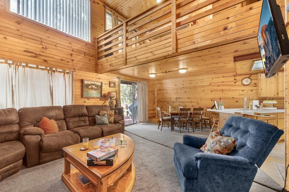 LAKESIDE BRIMWATER: Henrys Fork Private Beach Dock Fishing Yellowstone UTV Snowmobile Trails House in Island Park