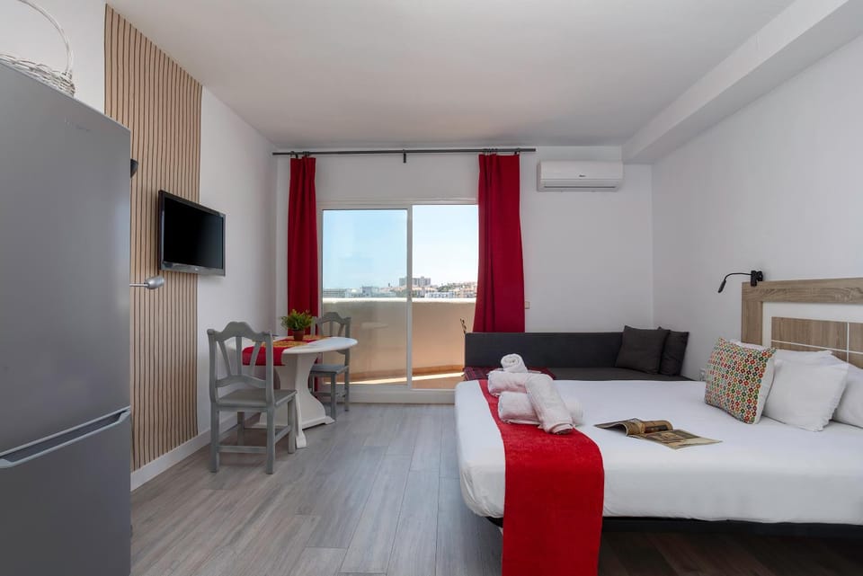 Bed, TV and multimedia, Photo of the whole room, air conditioner