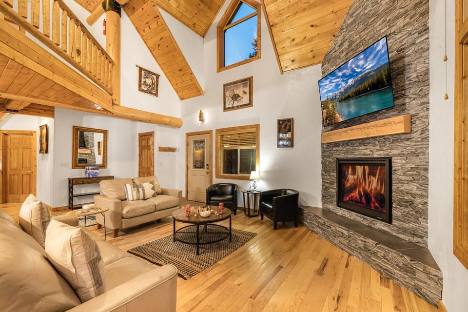 KABINO: NEW! Hot Tub Sauna 45 min to Yellowstone House in Idaho