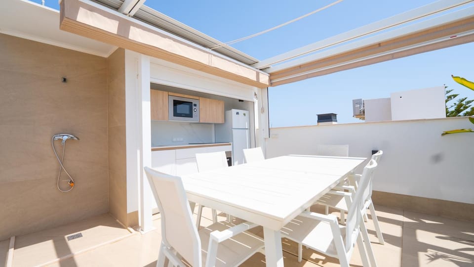 Shower, Balcony/Terrace, Kitchen or kitchenette, Dining area, dishwasher, microwave, oven, stove