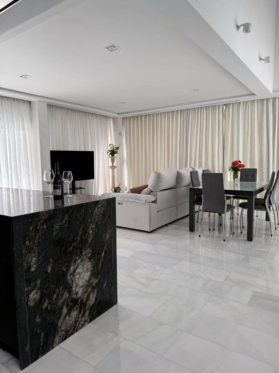 TV and multimedia, Living room, Seating area, Dining area