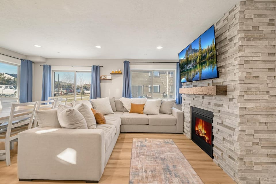 VICTOR DREAMWEAVER: Teton Mtns Grand Targhee Skiing Trails Snowmobiling Condo House in Victor
