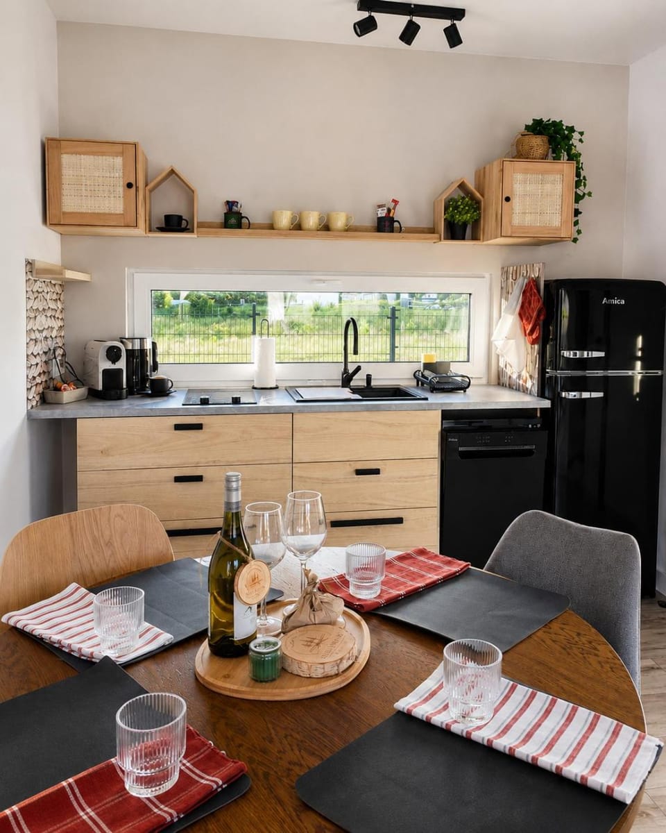 Kitchen or kitchenette, Dining area, stove