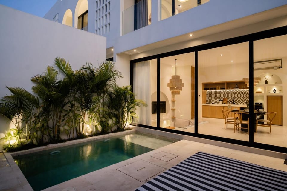 Property building, Patio, Pool view, Swimming pool, Swimming pool, sunbed
