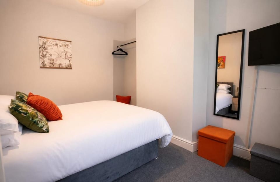 Salford Retreat - 3 Bedrooms - Sleeps 5 - River Apartment in Salford