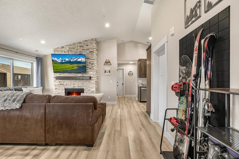 VICTOR POWWOW: Grand Targhee Teton Mtns Skiing Trails Snowmobiling Condo House in Victor