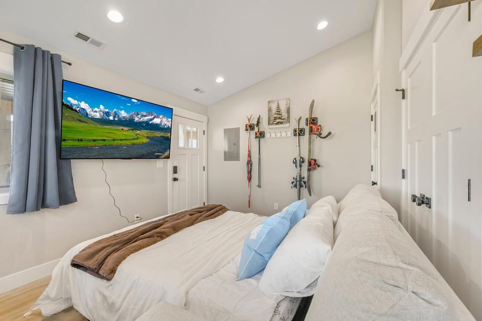 VICTOR TRAVERSE: Condo Skiing Trails Snowmobiling Teton Mtns Grand Targhee House in Victor