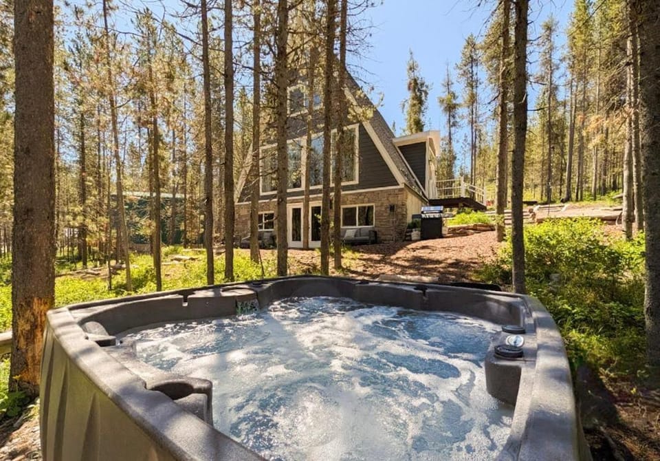 KABINO: Hot Tub,Nestled in the Woods, Arcade Game, Fire Pit, WiFi House in Idaho