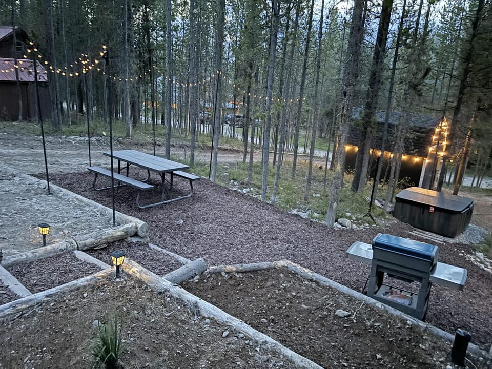 KABINO: Hot Tub,Nestled in the Woods, Arcade Game, Fire Pit, WiFi House in Idaho