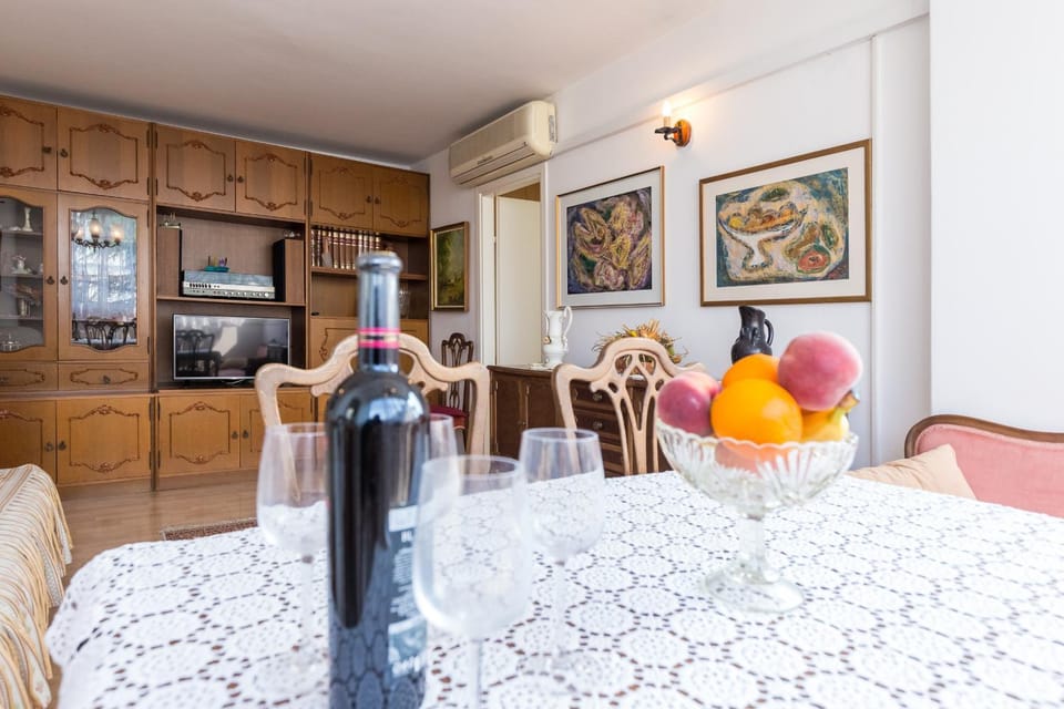 TV and multimedia, Living room, Seating area, Dining area, air conditioner