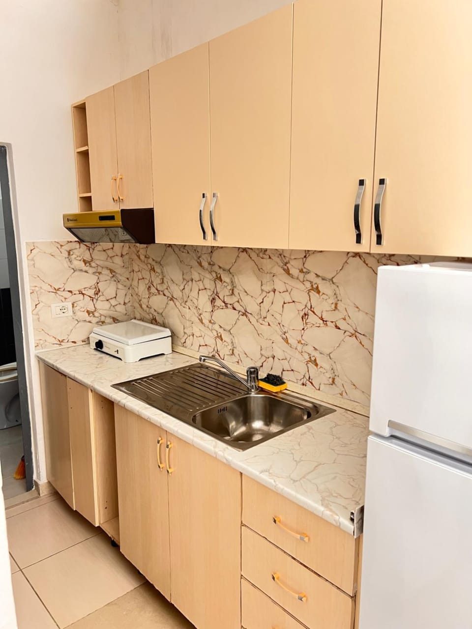 Kitchen or kitchenette, minibar