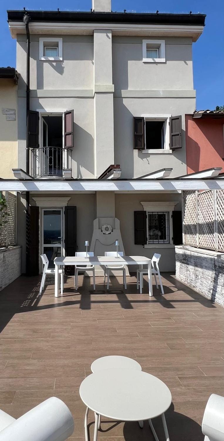 Evelyn's Suite House in Cavaion Veronese