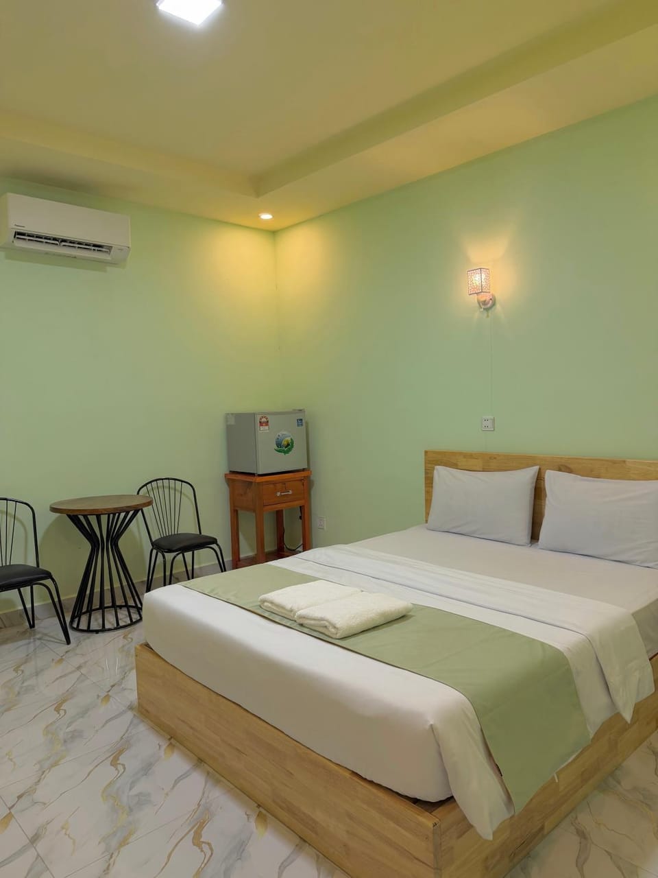 Bed, Seating area