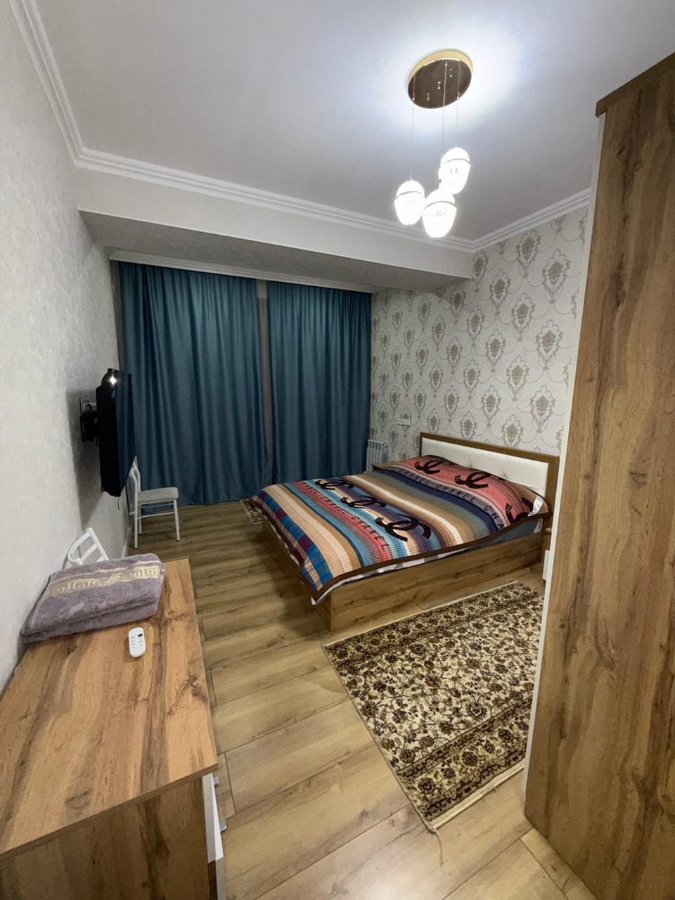 Bed, TV and multimedia, Photo of the whole room, Bedroom