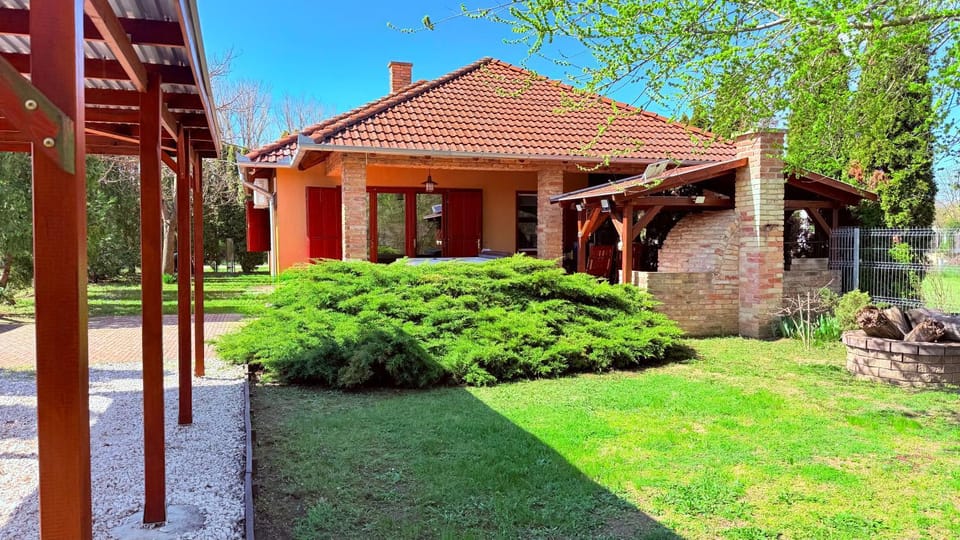 Property building, Off site, Natural landscape, Summer, BBQ facilities, Garden, Garden, On site, Garden view, Inner courtyard view