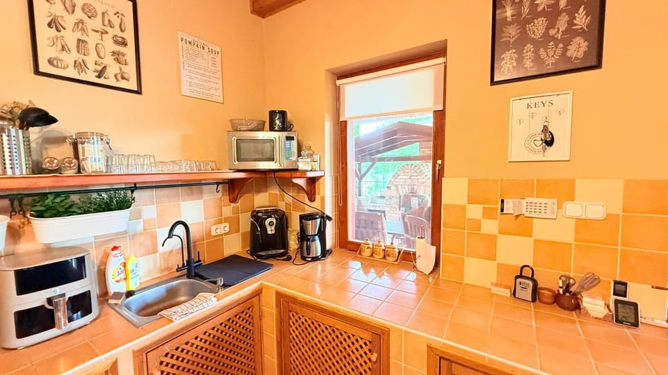Coffee/tea facilities, microwave, oven, kitchen, kitchen