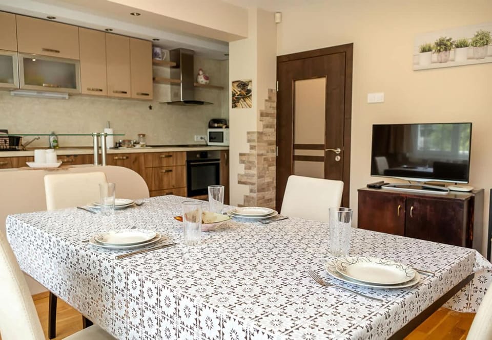 TV and multimedia, Kitchen or kitchenette, Living room, Seating area, Dining area