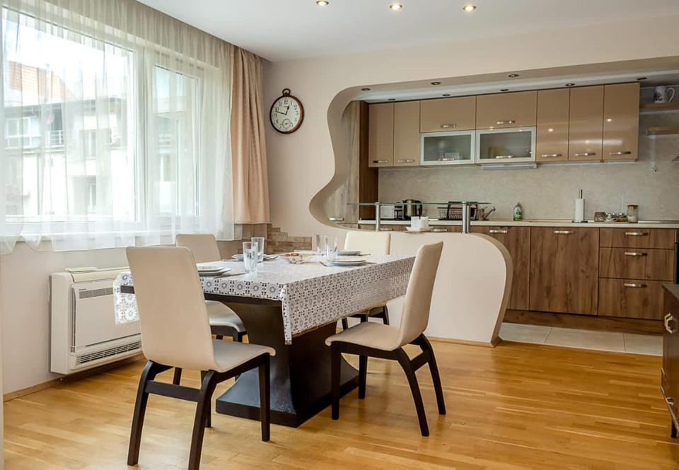 Kitchen or kitchenette, Living room, Seating area, Dining area