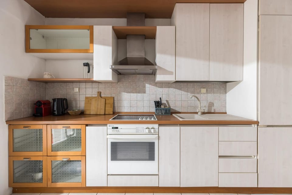 Coffee/tea facilities, Kitchen or kitchenette, stove