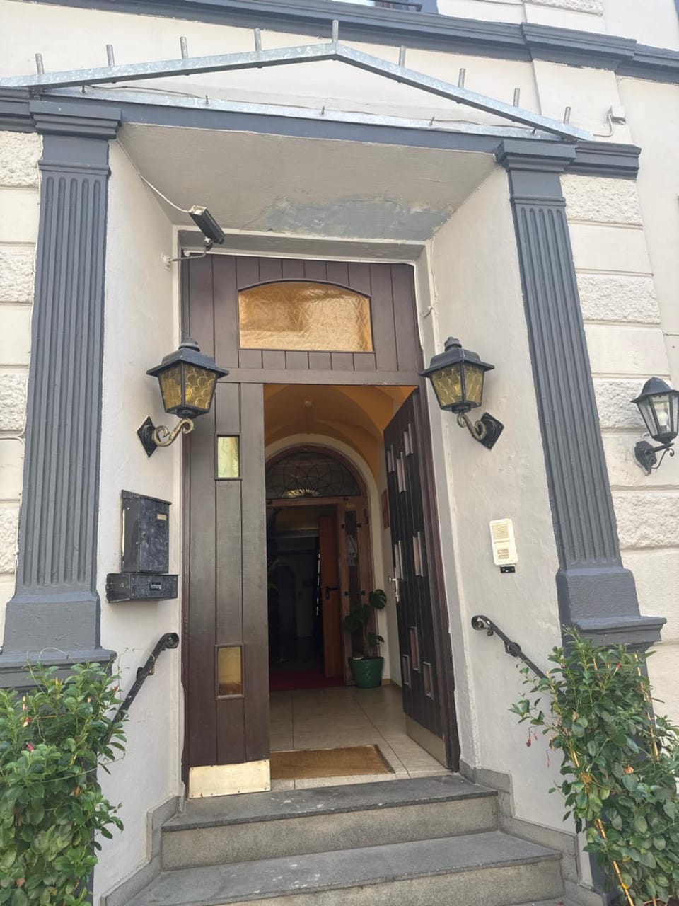 Facade/entrance