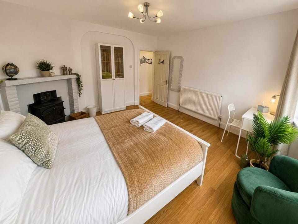 Spacious 3-Bedroom Home Near Heathrow Airport With Parking and Garden House in Staines-upon-Thames