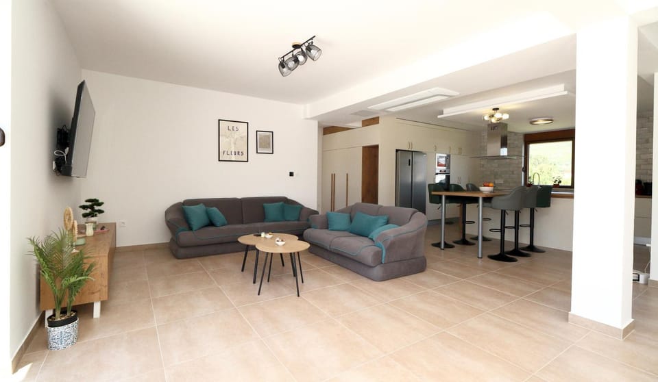 Kitchen or kitchenette, Living room