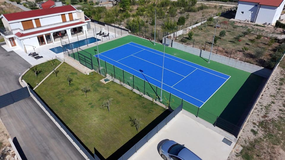 Day, Tennis court