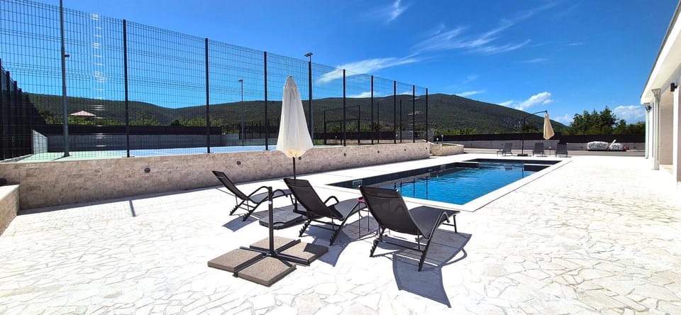 Day, Swimming pool