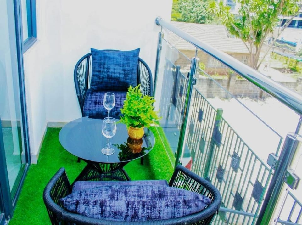 View (from property/room), Balcony/Terrace, Dining area