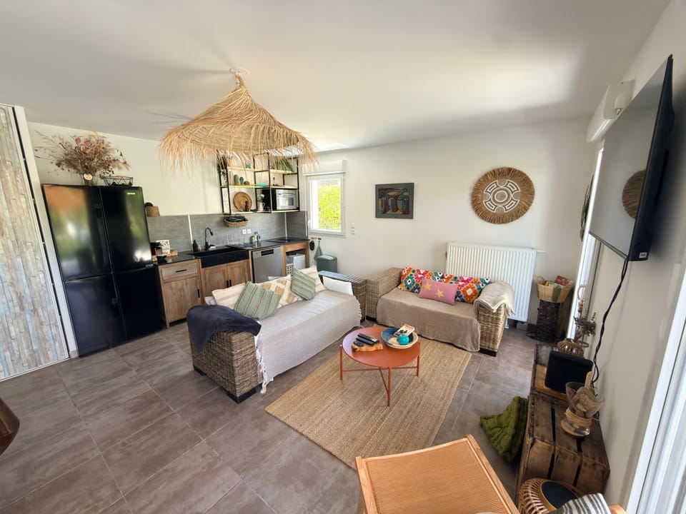 TV and multimedia, Kitchen or kitchenette, Living room