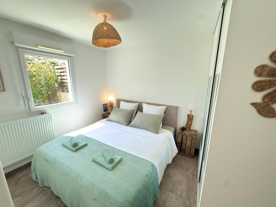 Bed, Photo of the whole room, Bedroom, towels, air conditioner