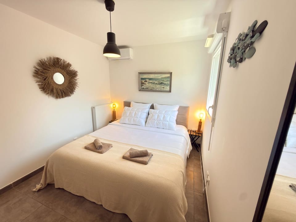Bed, Night, Photo of the whole room, Bedroom, towels, air conditioner