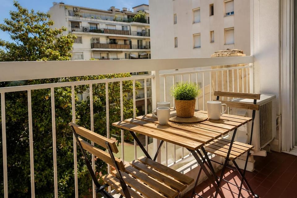 Nice fully equipped studio with comfortable AC Apartment in Nice