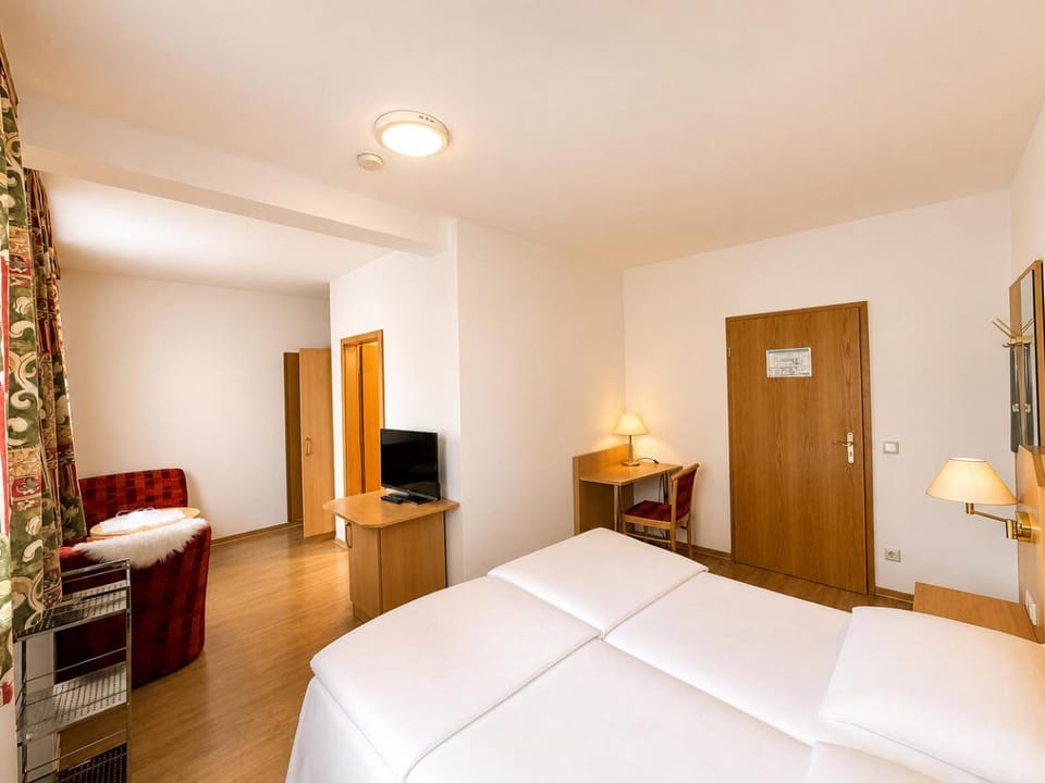 Bed, TV and multimedia, Photo of the whole room, Bedroom, hair dresser