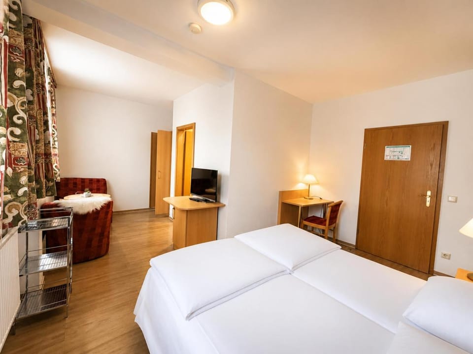 TV and multimedia, Photo of the whole room, Bedroom