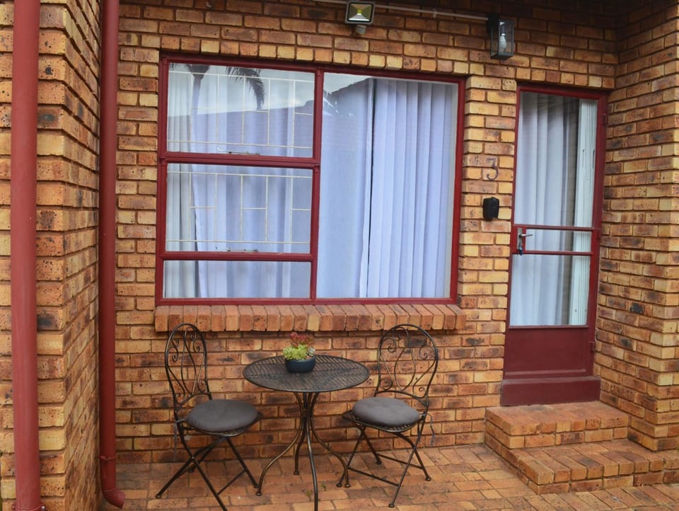 Hantam Suites Rooihuiskraal Bed and Breakfast in Pretoria