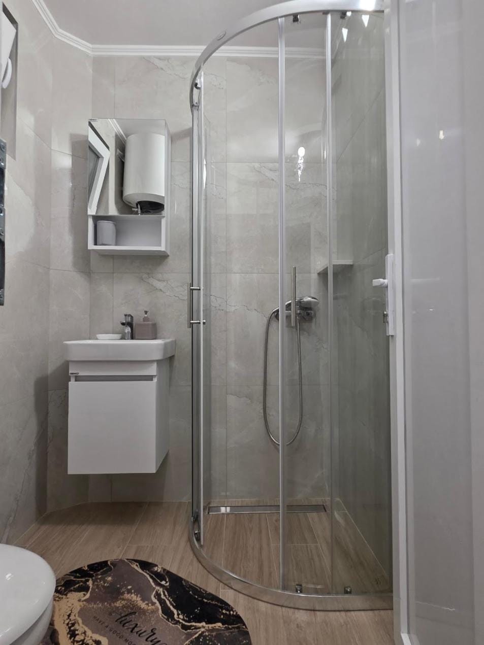 Shower, Toilet